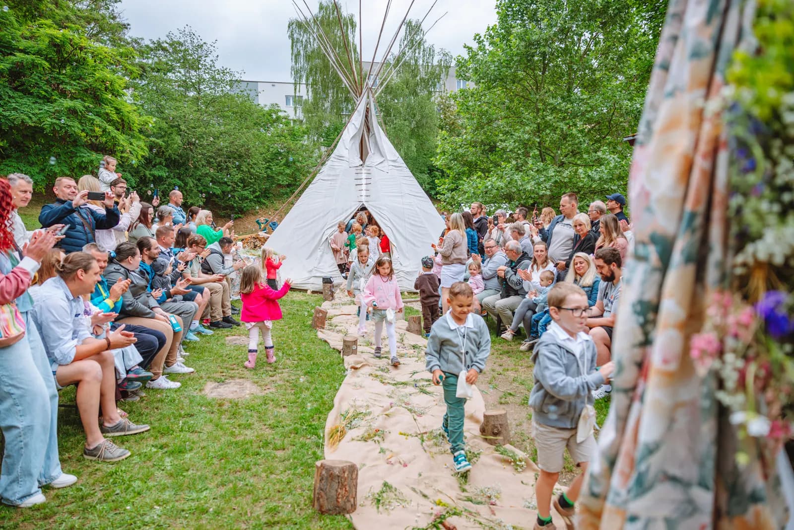 Zahradní slavnost našich předškoláků: Den, který patřil jen jim, fotografie 100