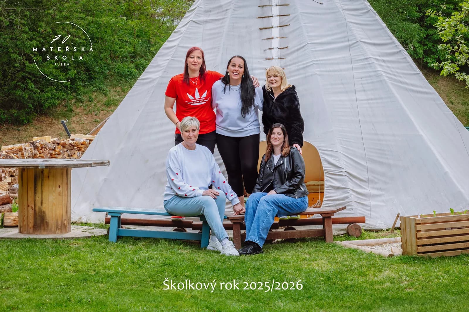 Tým provozních zaměstnankyň školky před tee-pee na zahradě