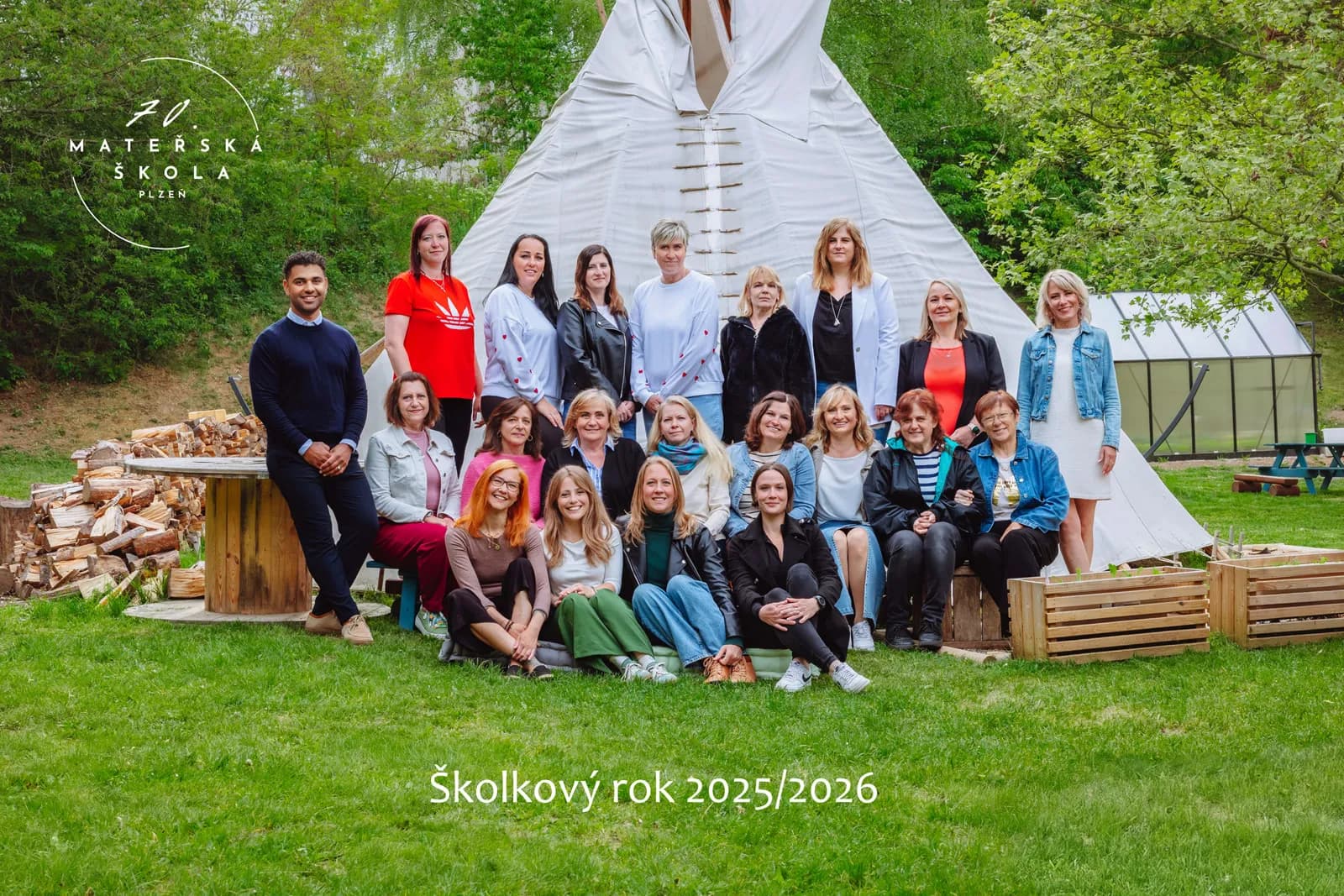 Pedagogický tým 70. mateřské školy před tee-pee na zahradě